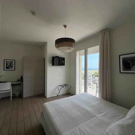 Riva E Mare 3* רימיני